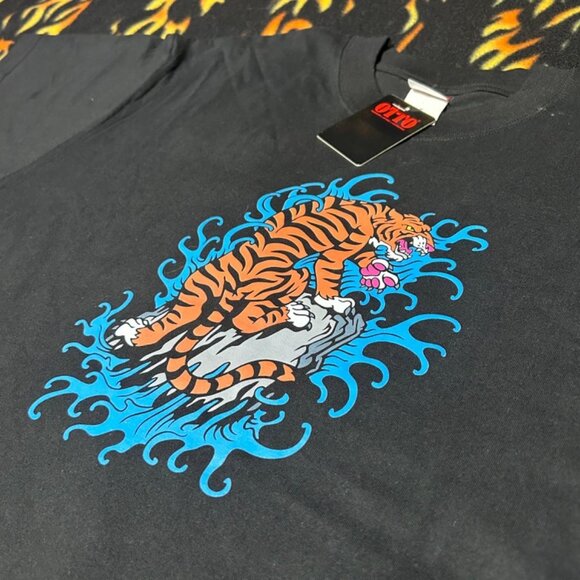 Y2K OTTO Comfy Tee Tiger Climbing Rock Crashing Water Waves Portrait Shirt Sz M - Picture 1 of 8